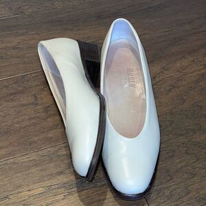 MUNRO Classic Low Heeled Leather Pumps Ivory 8.5 EUC